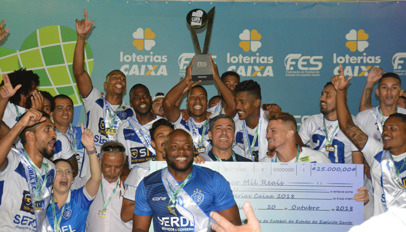 Jogadores comemoram o título do Vitória na Copa ES 2018 (Foto: Henrique Montovanelli / AT)