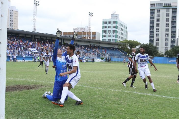 Goleiro Harrison comemora após pegar pênalti (Foto: Beto Morais)