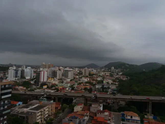 Céu nublado em Vila Velha neste domingo 
