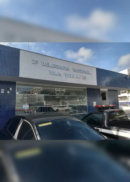 Imagem ilustrativa da imagem Ladrão é preso após invadir distribuidora e tentar atacar policial com faca