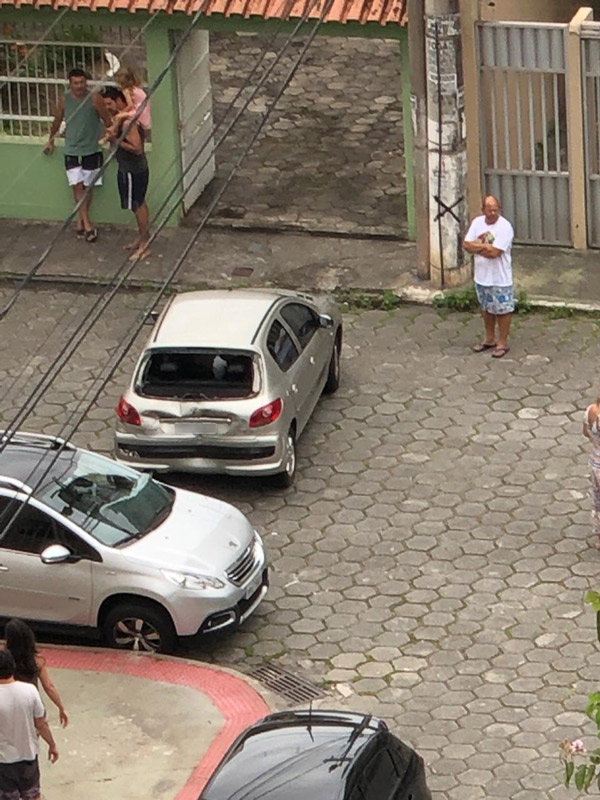 Veículo deixava a garagem de um condomínio de ré (Foto: Tatiane Guimarães / WhatsApp - 25/11/2018)