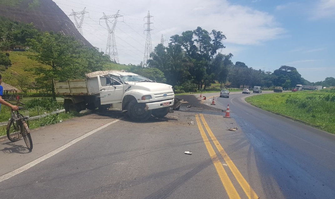 Caminhão tombou e deixou dois feridos. (Foto: Diulgação PRF)