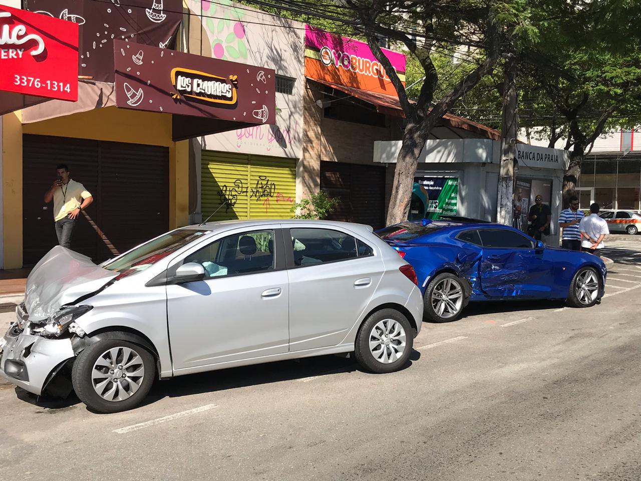 Ônix prata e Camaro azul bateram em cruzamento na Praia do Canto.(Foto: Kadidja Fernantes/AT)