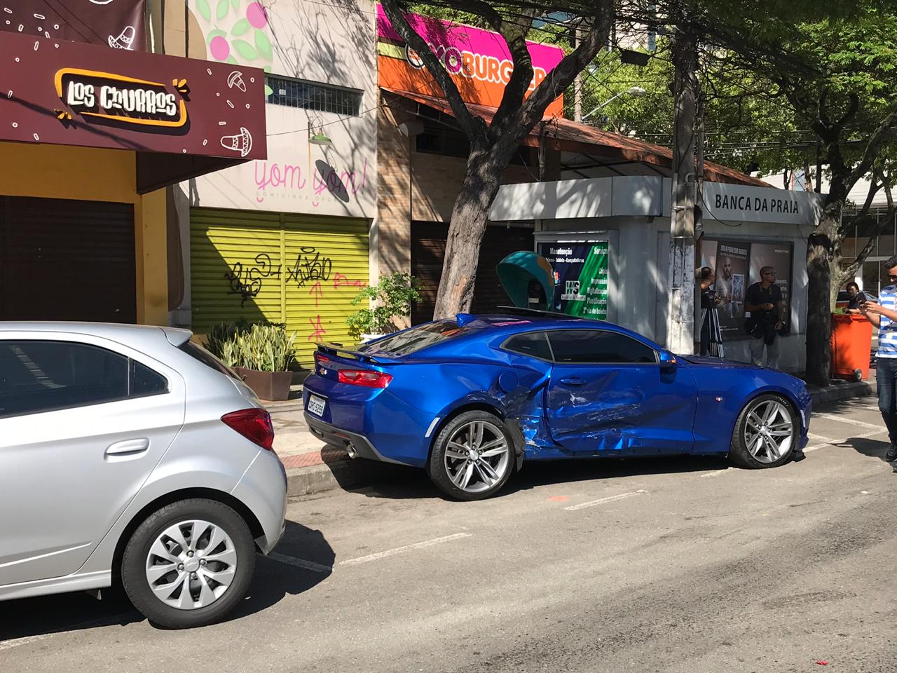 Ônix prata e Camaro azul bateram em cruzamento na Praia do Canto. (Foto: Kadidja Fernandes/AT)