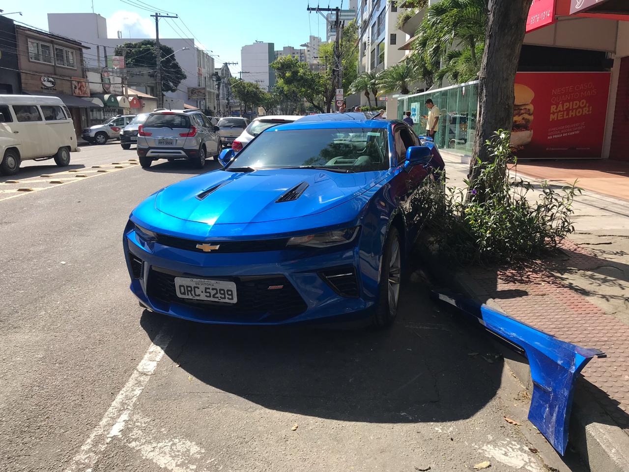 Ônix prata e Camaro azul bateram em cruzamento na Praia do Canto. (Foto: Kadidja Fernandes/AT)