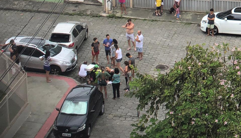 O homem atropelado foi socorrido por uma equipe do Samu (Foto: Tatiane Guimarães / WhatsApp - 25/11/2018)