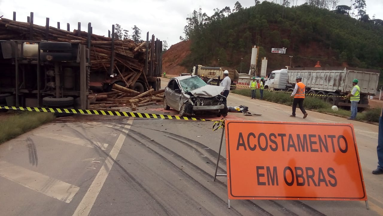 Ocupantes do carro de passeio ficaram presos às ferragens. (Foto: José Fernandes)