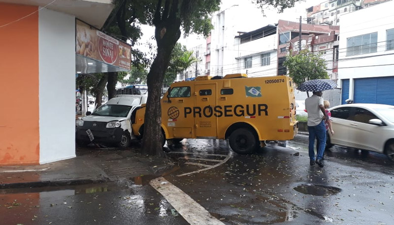 Acidente entre os veículos aconteceu em frente a uma padaria (Foto: Débora Pedroza / AT - 22/11/2018)