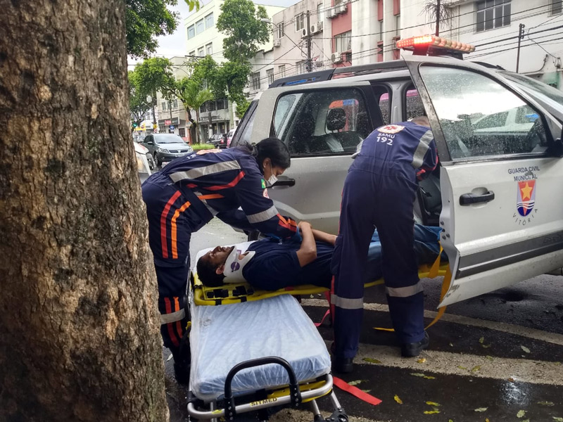 Motorista precisou de atendimento médico por causa do acidente (Foto: Taís de Hollanda / AT)