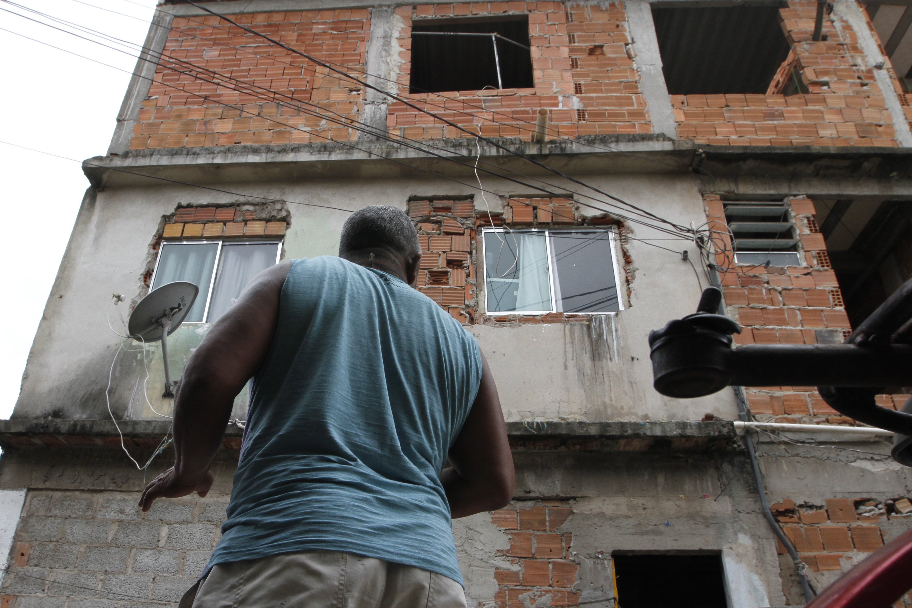 Tio da vítima ficou em estado de choque ao saber que sobrinho havia sido baleado. (Foto: Fábio Nunes/AT)
