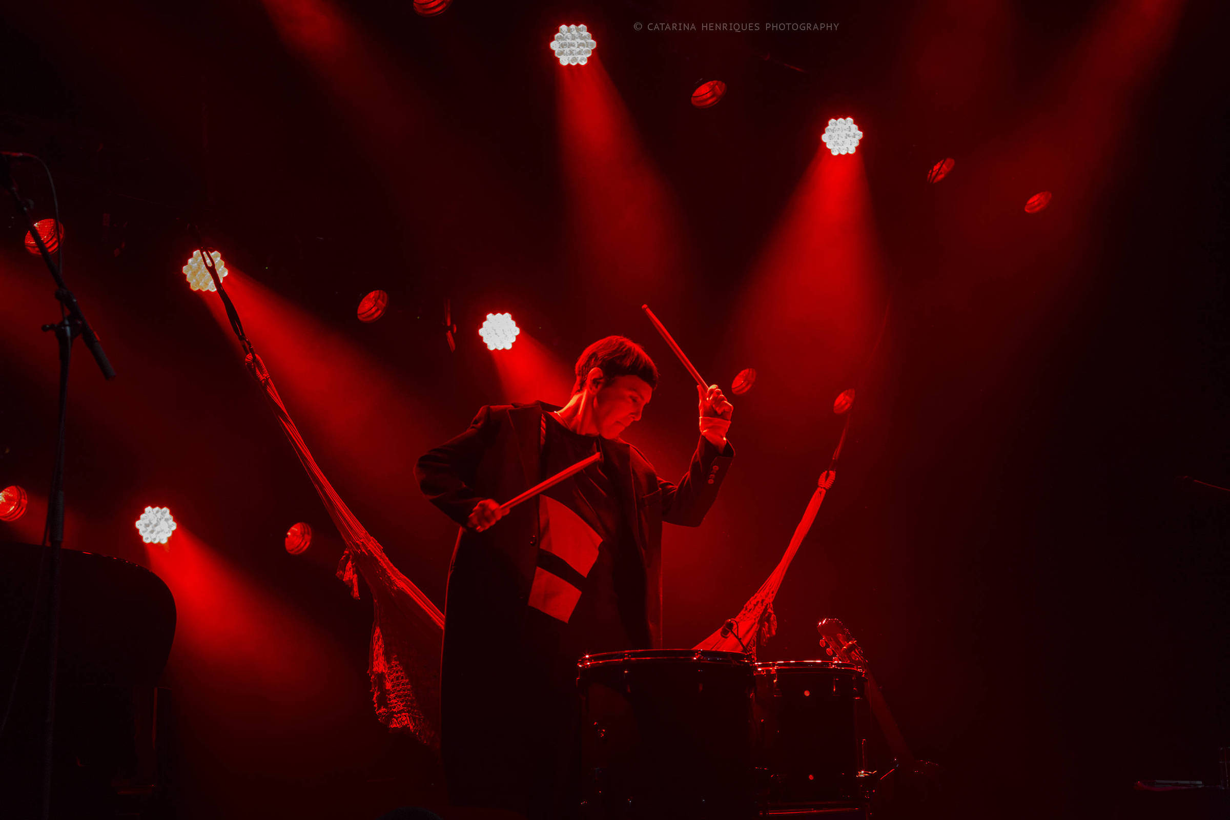 O vermelho, a cor do pau-brasil, está no cenário, na iluminação e no figurino do espetáculo (Foto: Catharina Henriques/Divulgação)