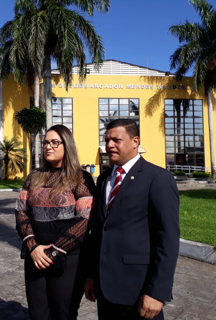 Advogados da família Butkovsky participam da 3ª audiência do caso no Fórum de Linhares. (Foto: Wilton Júnior)