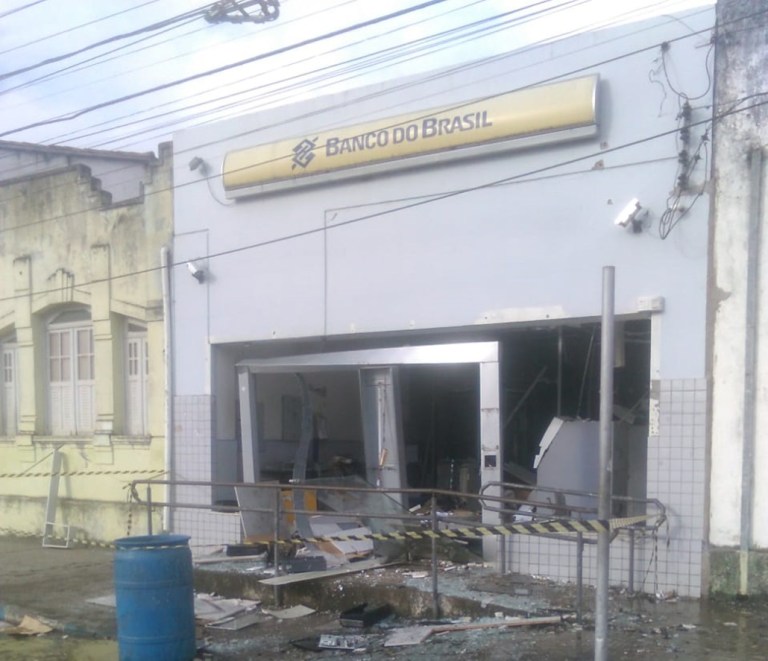 Frente da agência mostra a marca da ação dos bandidos (Foto: Cedida pelo site Bahia10.com.Br)