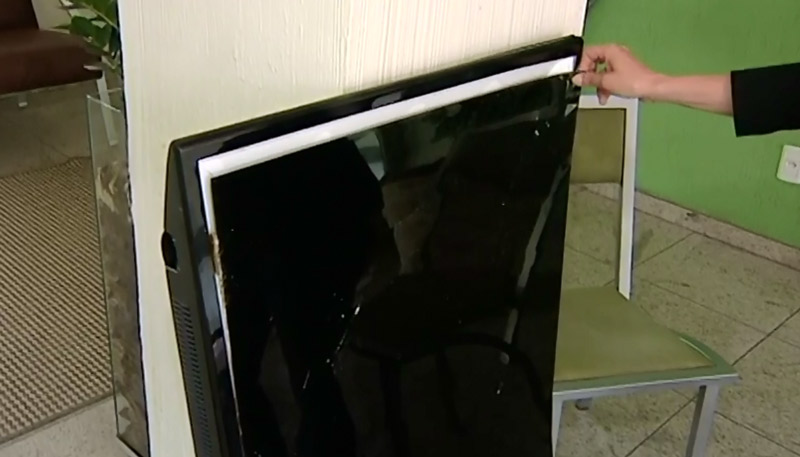 Uma televisão de 50 polegadas da servidora pública foi destruída (Foto: Reprodução TV Tribuna / SBT)