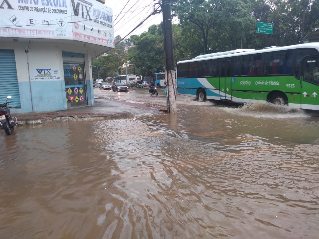 Ponto de alagamento em frente ao Ifes, na Avenida Vitória. (Foto: Juliana Moreira)