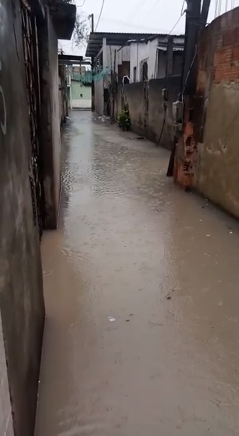 Alagamento em Central Carapina, na Serra (Foto: Emiliane Batista)