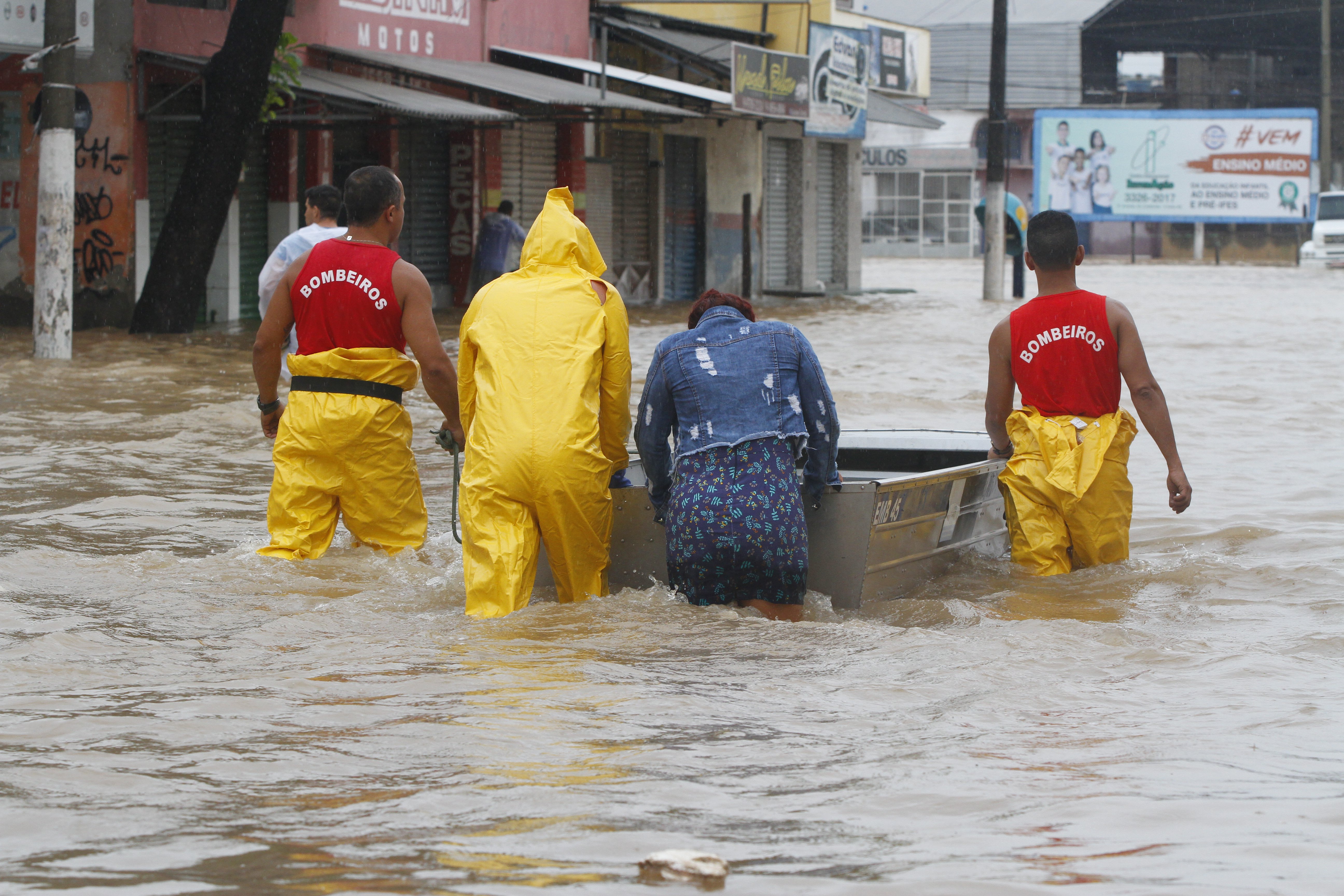 Bombeiros com barco na avenida João Francisco Gonçalves, em Cobilândia, Vila Velha. (Foto: Leone Iglesias/AT 09/11/18)