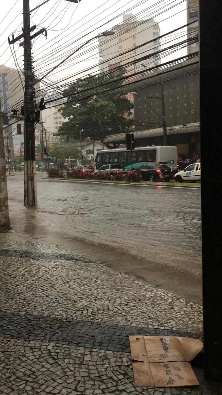 Alagamento na avenida Nossa Senhora da Penha, em Vitória (Foto: Rosiane Lima Demoner)