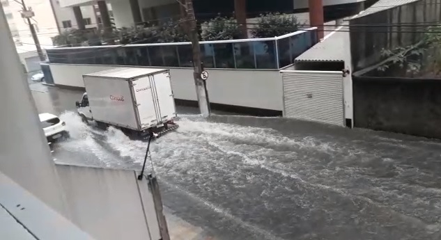 Alagamento na rua Goiás, Itapuã, Vila Velha (Foto: Luciana Pimentel )