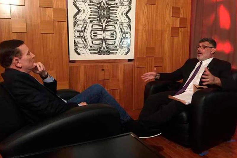 Roberto Cabrini gravou entrevista com o deputado federal eleito por São Paulo (Foto: Divulgação / SBT)