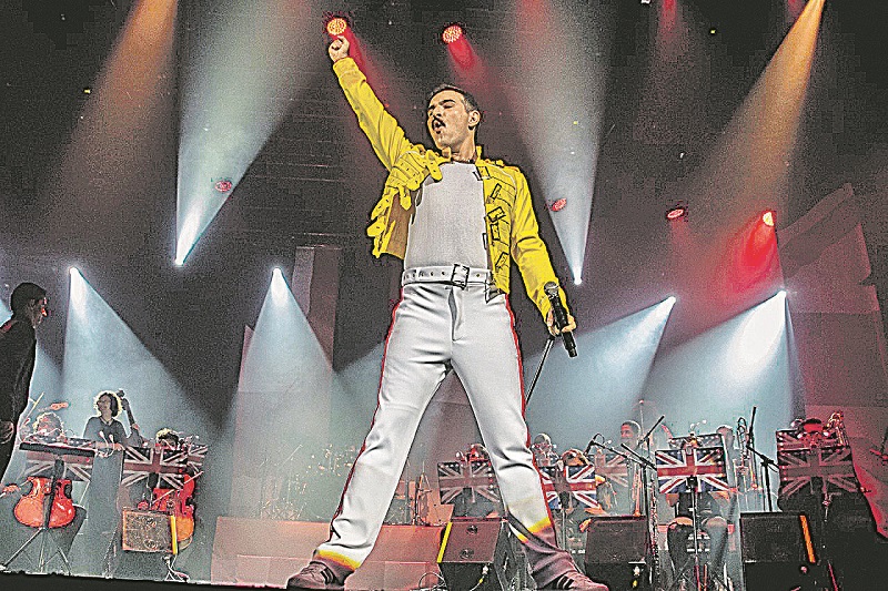 O músico André Abreu vive o Freddie Mercury no palco (Foto: Divulgação)