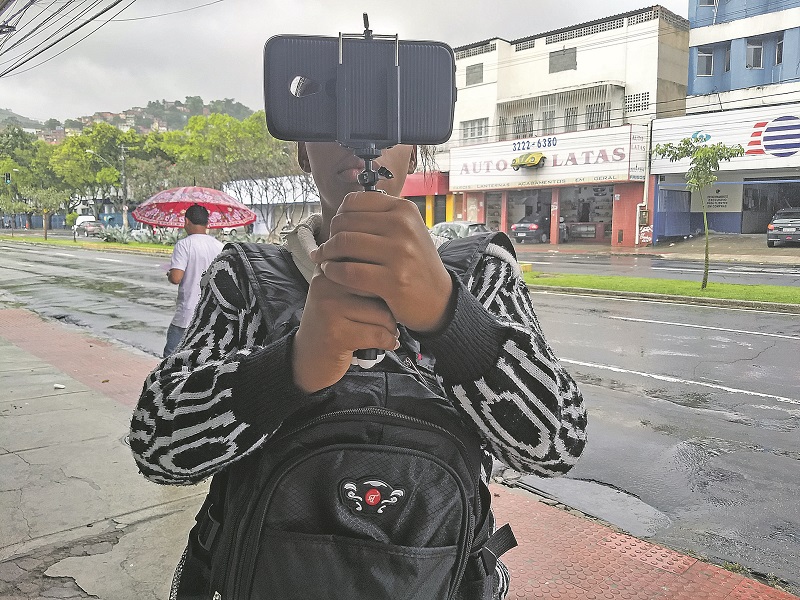 Vendedora de 19 anos teve três celulares roubados (Foto: Tais de Hollanda/ AT/ 12/11/18)