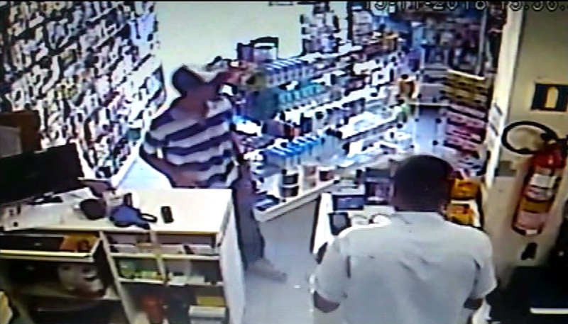 Ação dos bandidos foi flagrada por câmeras de segurança (Foto: Reprodução / TV Tribuna - 16/11/2018)