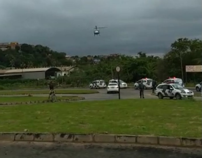 Assaltante é preso após cerco policial e Rio Marinho, Vila Velha. (Foto: Reprodução vídeo/ /Internauta)