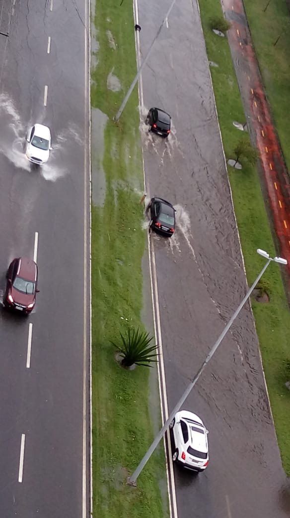 Avenida Norte Sul registra alagamento (Foto: Carlos Eduardo Fernandes)