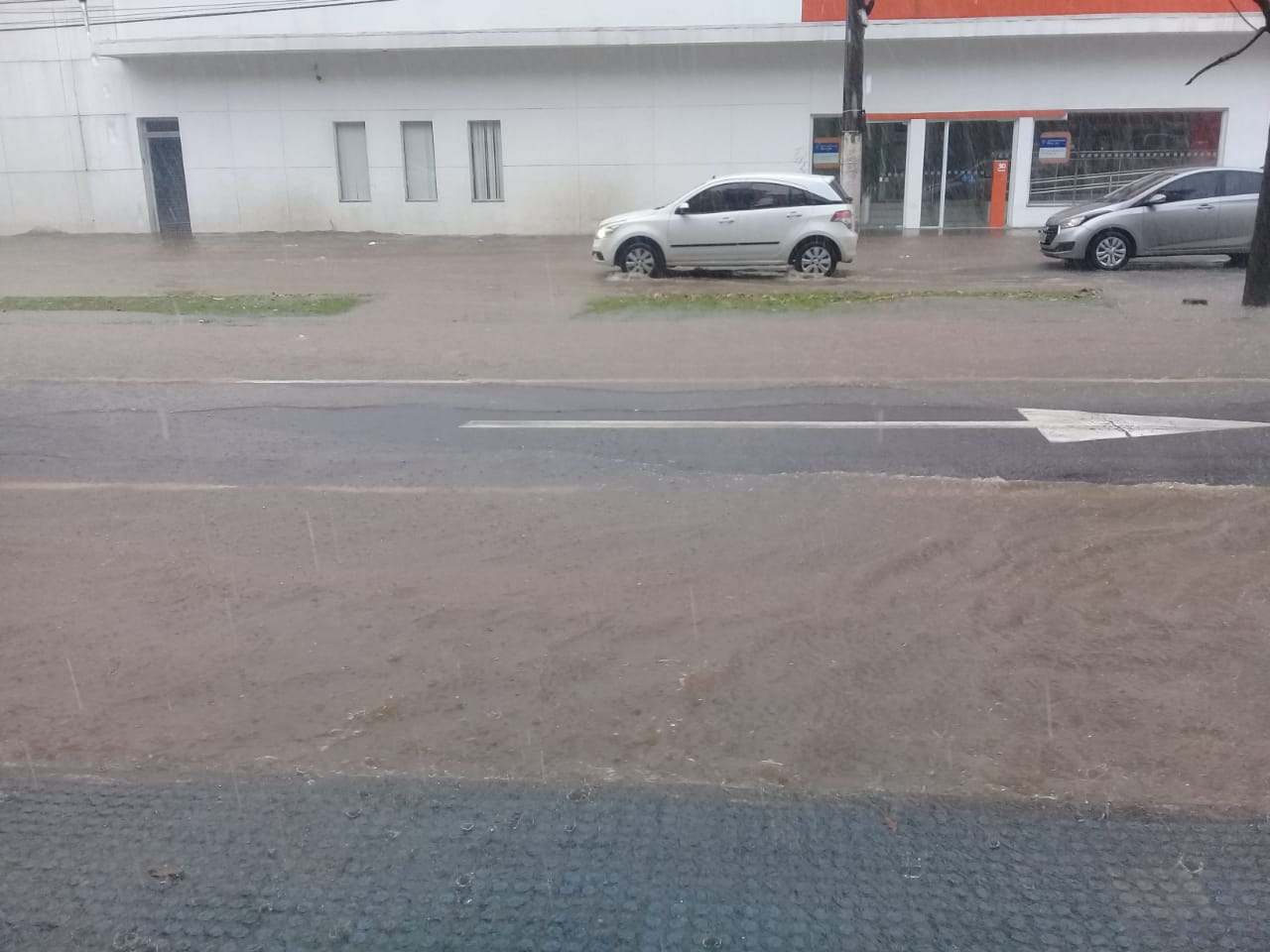 Ponto de alagamento na avenida Vitória (Foto: Caio Patrick Picoli de Lima)