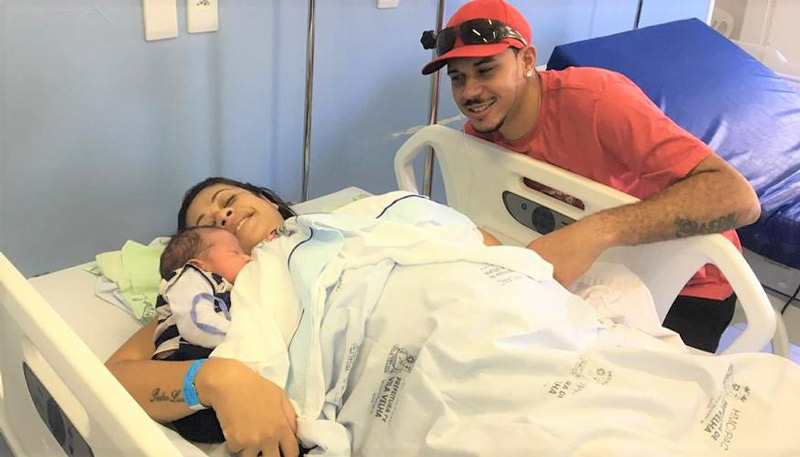 Nicolas ao lado da família: este foi o primeiro bebê a nascer depois da reabertura do hospital (Foto: Assessoria / Prefeitura de Vila Velha)