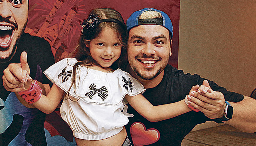 Brunella abriu mão da festa de aniversário para poder ver o ídolo ao vivo em show (Foto: Beto Morais/AT - 26/11/2018)
