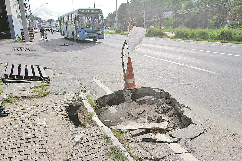 Buracos colocam motoristas em risco na Grande Vitória Na foto: Cariacica, na BR 262, na altura do Bairro Jardim América (Foto: Dayana Souza/AT)