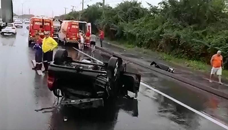Veículo capotou próximo ao posto da Polícia Rodoviária Estadual (Foto: Isabela Vidal / TV Tribuna)
