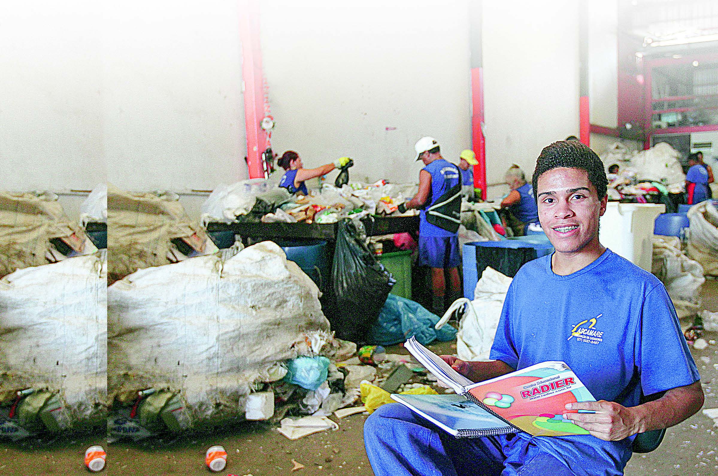 Carlos Henrique, de 21 anos, estuda em sua folga (Foto: Rodrigo Gavini)