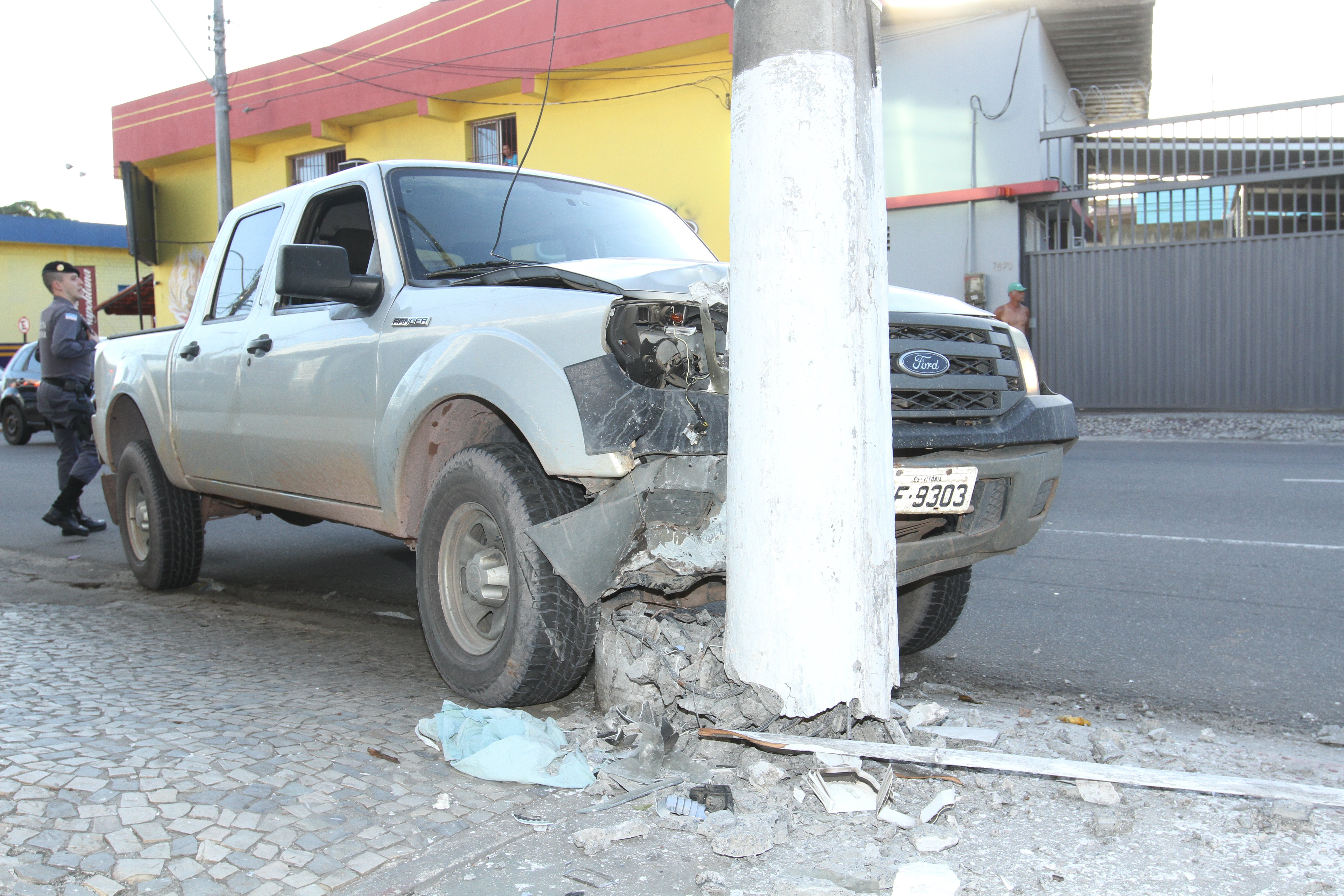 Motorista passou mal ao volante e atingiu um poste. (Foto: Beto Morais/AT)