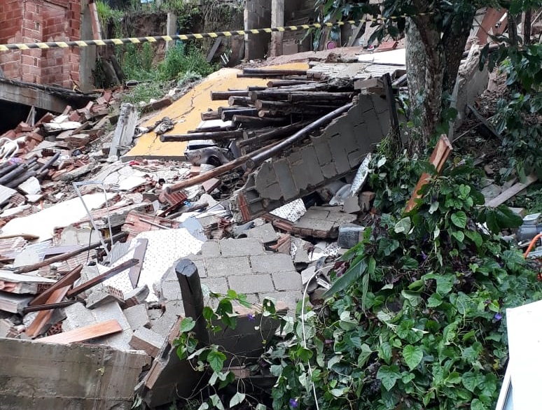Casa desaba e deixa duas crianças feridas em Castelinho, Vargem Alta (Foto: Rael Sérgio/ Portal Notícia Capixaba)
