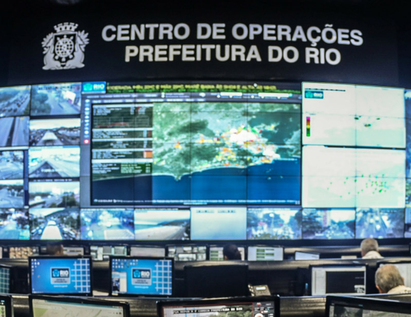 Centro de Operações acompanha ocorrências causadas pelo mau tempo que atinge o Rio de Janeiro (Foto: Centro de Operações / Prefeitura RJ / Agência Brasil)