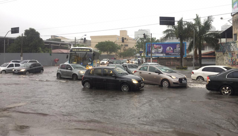 Avenida Luciano das Neves e ruas adjacentes apresentam alagamento (Foto: Giovana Faustini / AT)