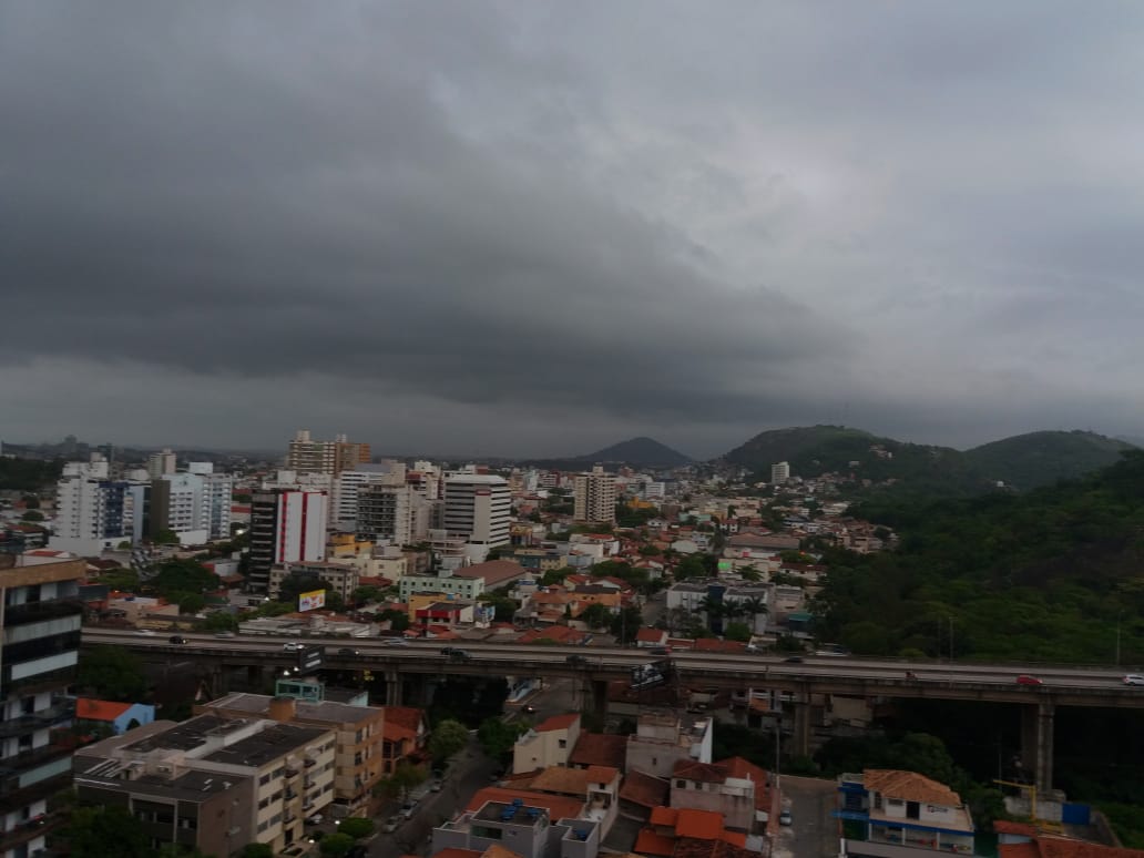 Céu nublado em Vila Velha (Foto: Larissa Maestri)