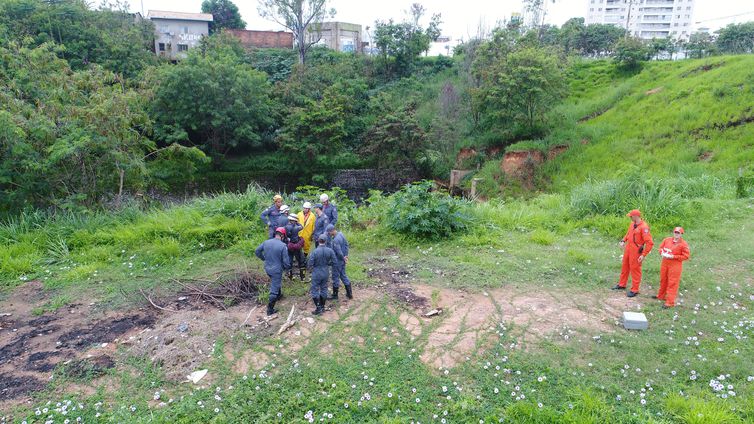 Bombeiros durante busca ao corpo da estudante (Foto: CBMMG)