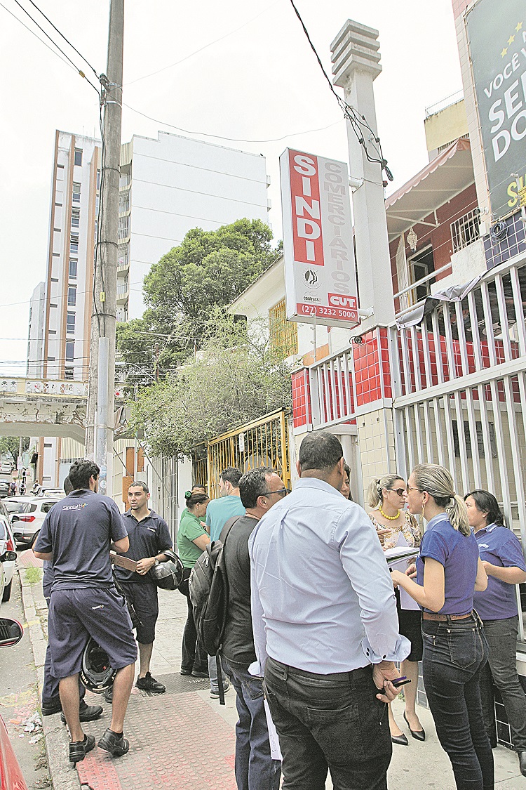 Comerciários estão revoltados com desconto automático de taxa (Foto: Antonio Moreira/AT - 29/11/2018)