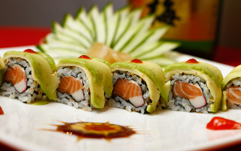 Com Parma e abacate: será que dá certo misturar presunto de Parma com peixe cru e abacate? Essa combinação exótica faz parte do menu exclusivo do restaurante japonês Sushi Minami (3337-4181), em Jardim Camburi.É o minami uramaki Parma, que vem com oito unidades de uramaki recheadas com abacate, salmão, gergelim, arroz e presunto de Parma. Custa R$ 25 (Foto: Thiago Coutinho / AT)