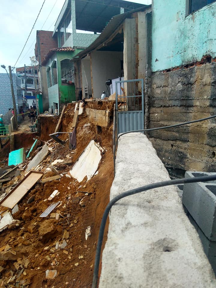 Parte de casa desaba em Porto de Santa, Cariacica. (Foto: Foto: Jenniffer Ladislau)