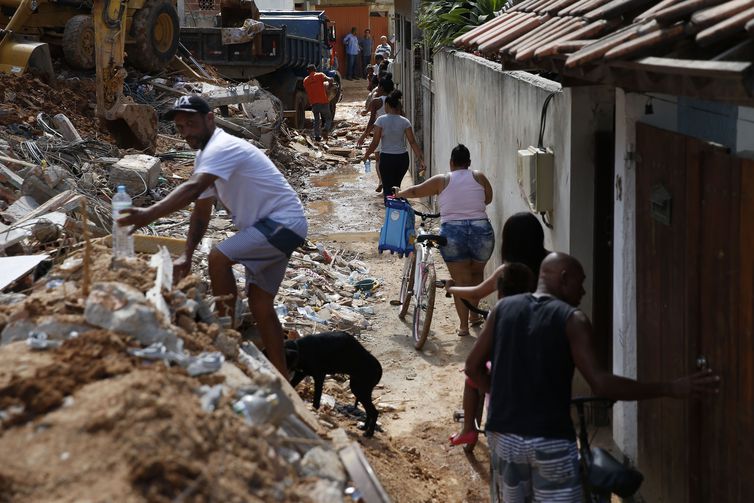 Equipes trabalham na remoção de entulho, na área onde ocorreu deslizamento de encosta, no Morro da Boa Esperança, em Piratininga, região Oceânica de Niterói (Foto: Tomaz Silva/Agência Brasil)