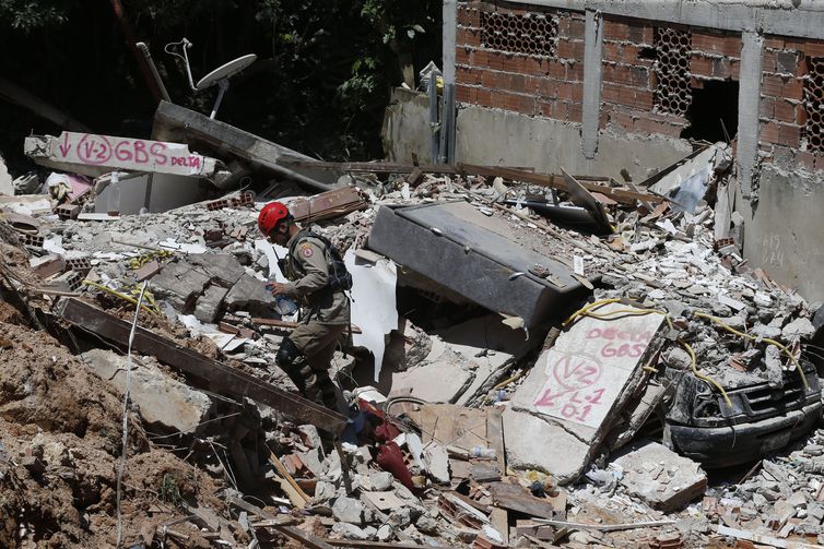 Deslizamento no Morro da Boa Esperança. Vítimas foram soterradas quando uma rocha se partiu, levando junto casas, árvores e muita lama, na madrugada de sábado (10) (Foto: Tânia Rêgo/ Agência Brasil)