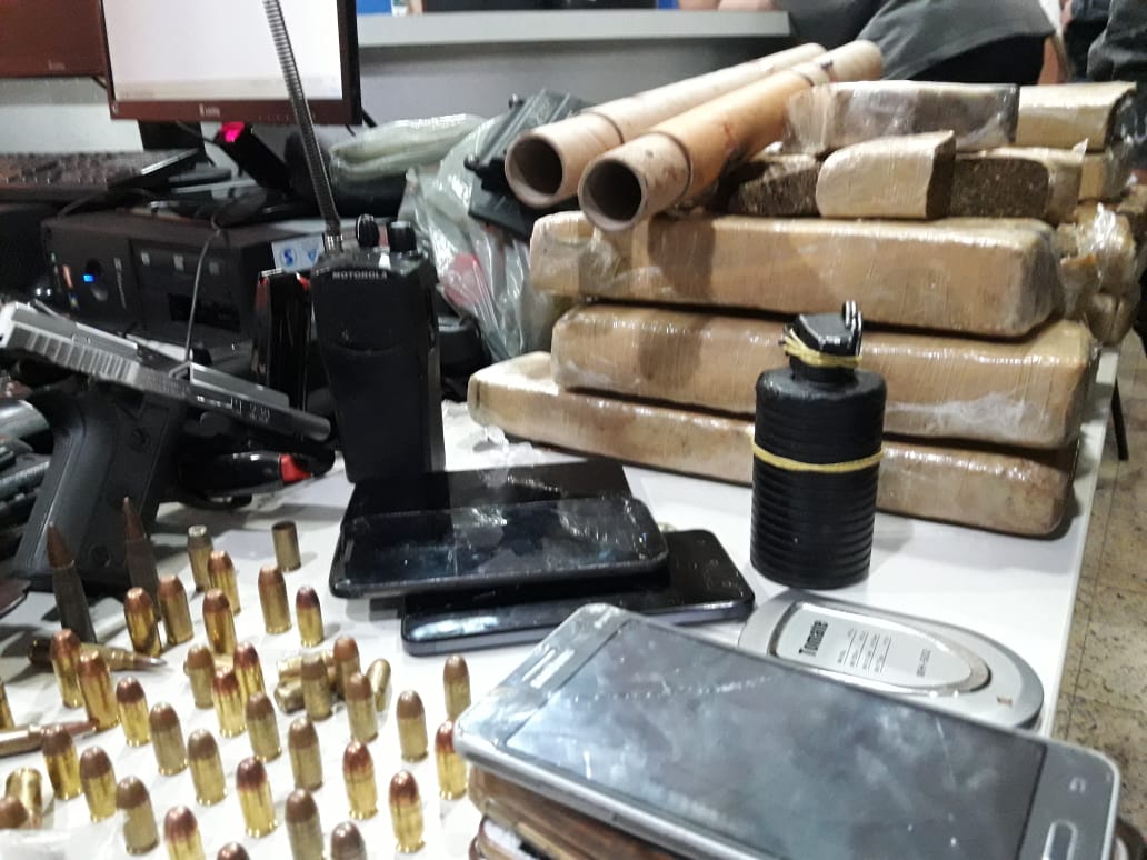 Munição, armas e drogas foram apreendidas na operação (Foto: Esthefany Mesquita)