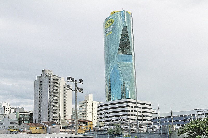 O Edifício Canal Office Towerpossui 280 salas comerciais,distribuídas em 20 andares, e 14 lojas em sua base (Foto: Dayana Souza/AT)