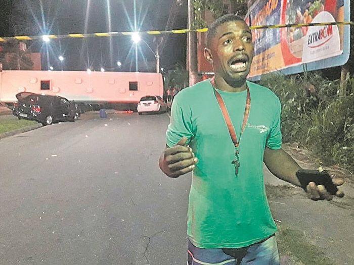 Wanderson dos Santos à frente do ônibus que tombou: “Estou feliz em poder tirar as pessoas do ônibus com vida” (Foto: Esthefany Mesquita)