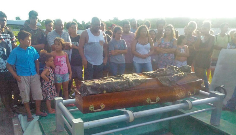 Uniforme semelhante ao do Exército foi colocado sobre o caixão de Deivid (Foto: Kananda Natiely / AT)